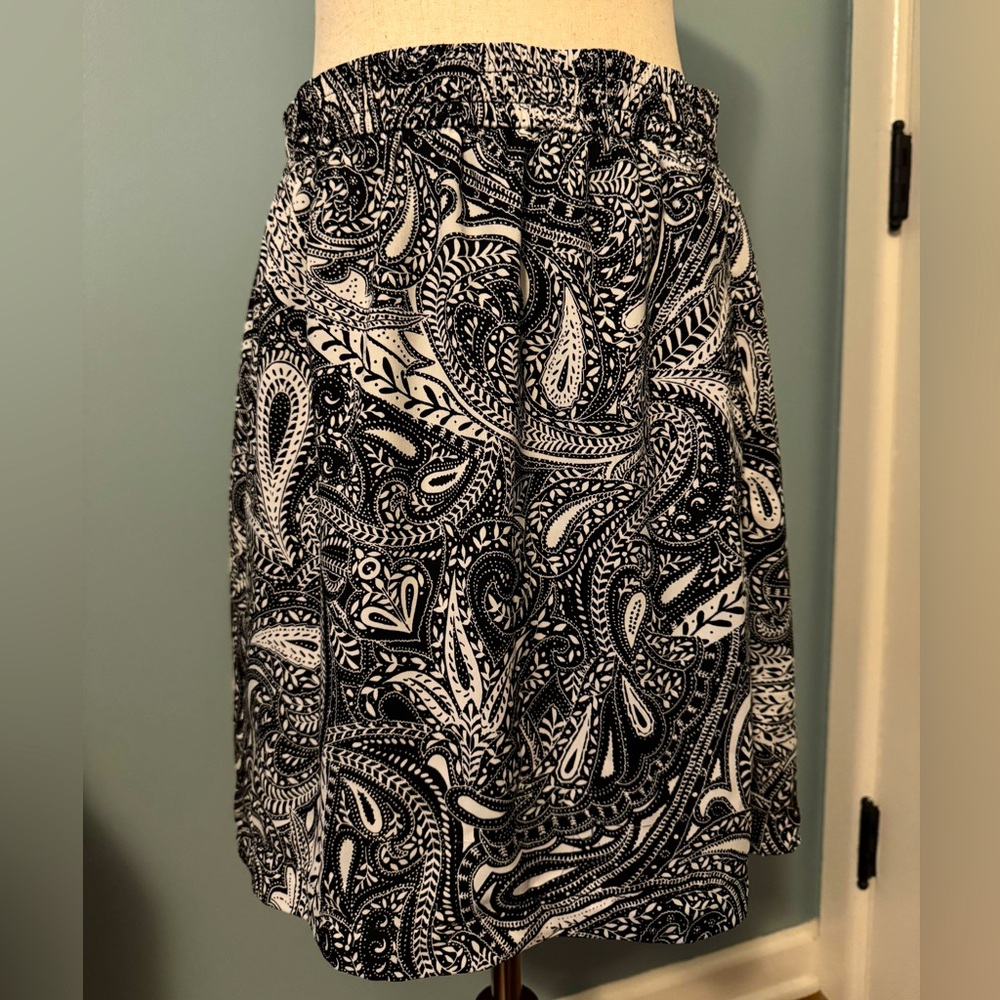 Women’s Loft black & white skirt. Size small.